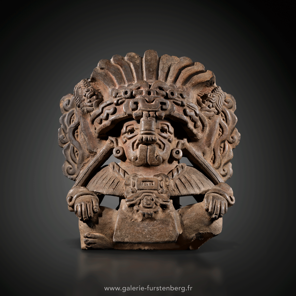 URNE AUX DIEUX DU MAIS ET SERPENT. Terre cuite vernissée gris brun. Mexique, Monte Alban, culture Zapotèque, 500-700 après JC
